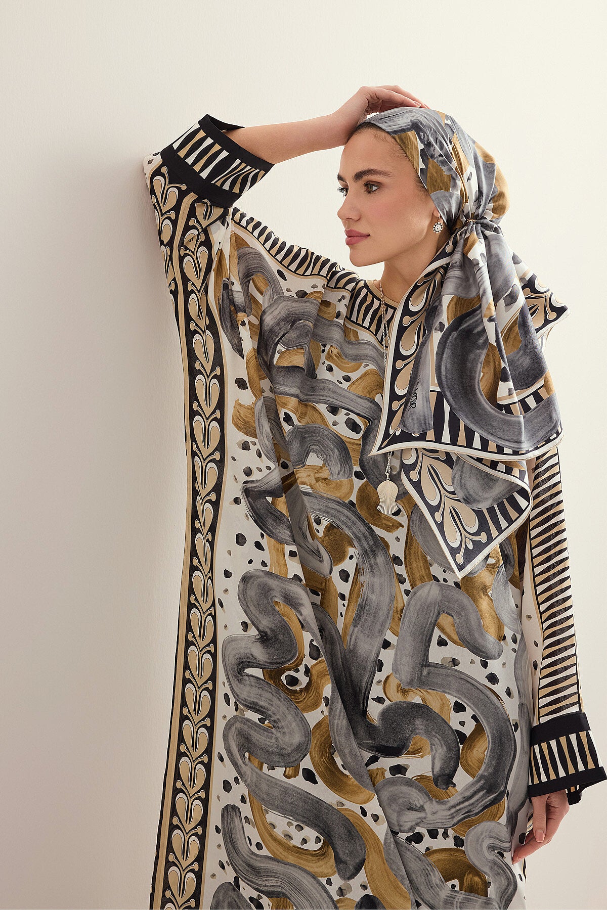Dere Yolu Bej Krep İpek Kaftan