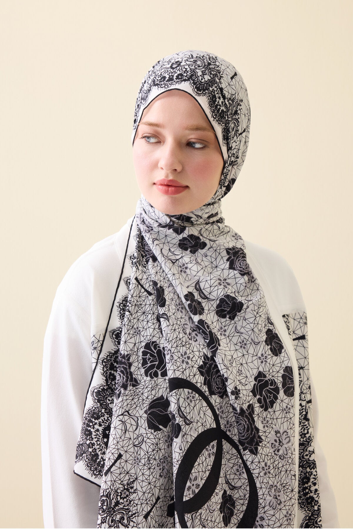 Gül Dantel Beyaz Krep İpek Kaftan Şal 70x210