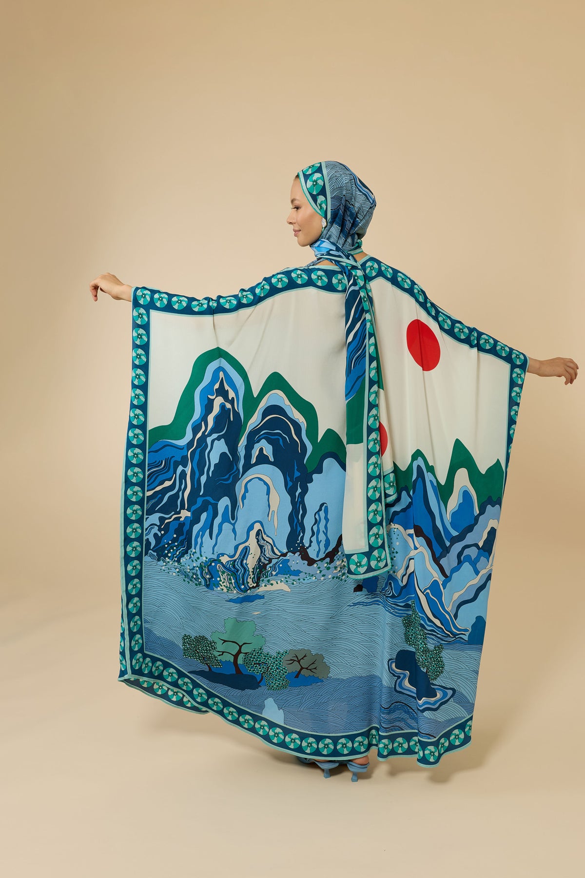 Dağ Ve Sakura Beyaz-Mavi Tivil İpek Kaftan
