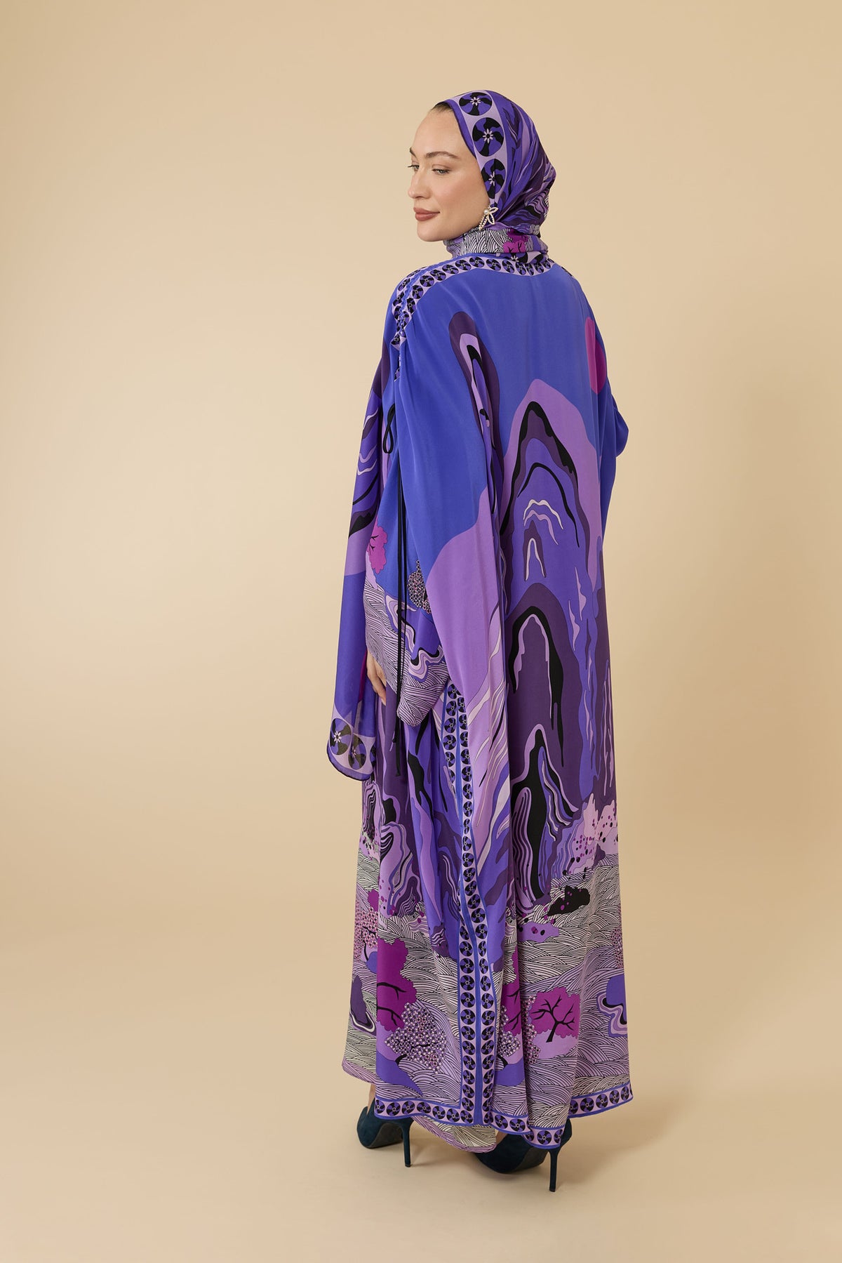 Dağ Ve Sakura Mor Krep İpek Abaya
