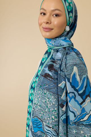 Dağ ve Sakura Beyaz-Mavi Krep İpek Kaftan Şalı 80x210