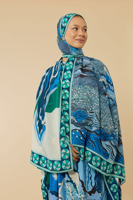 Dağ ve Sakura Beyaz-Mavi Krep İpek Kaftan Şalı 80x210