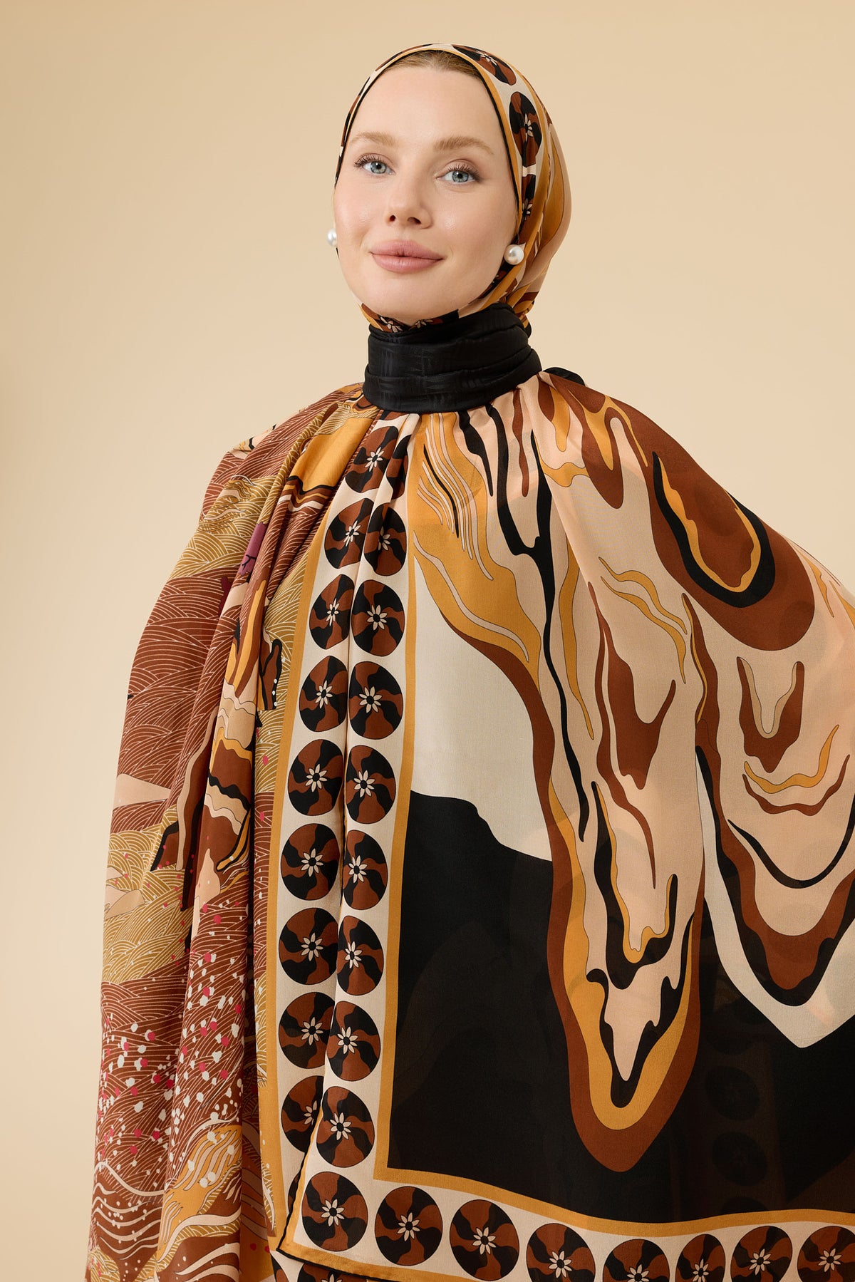 Dağ ve Sakura Siyah-Bej Krep İpek Kaftan Şalı 80x210
