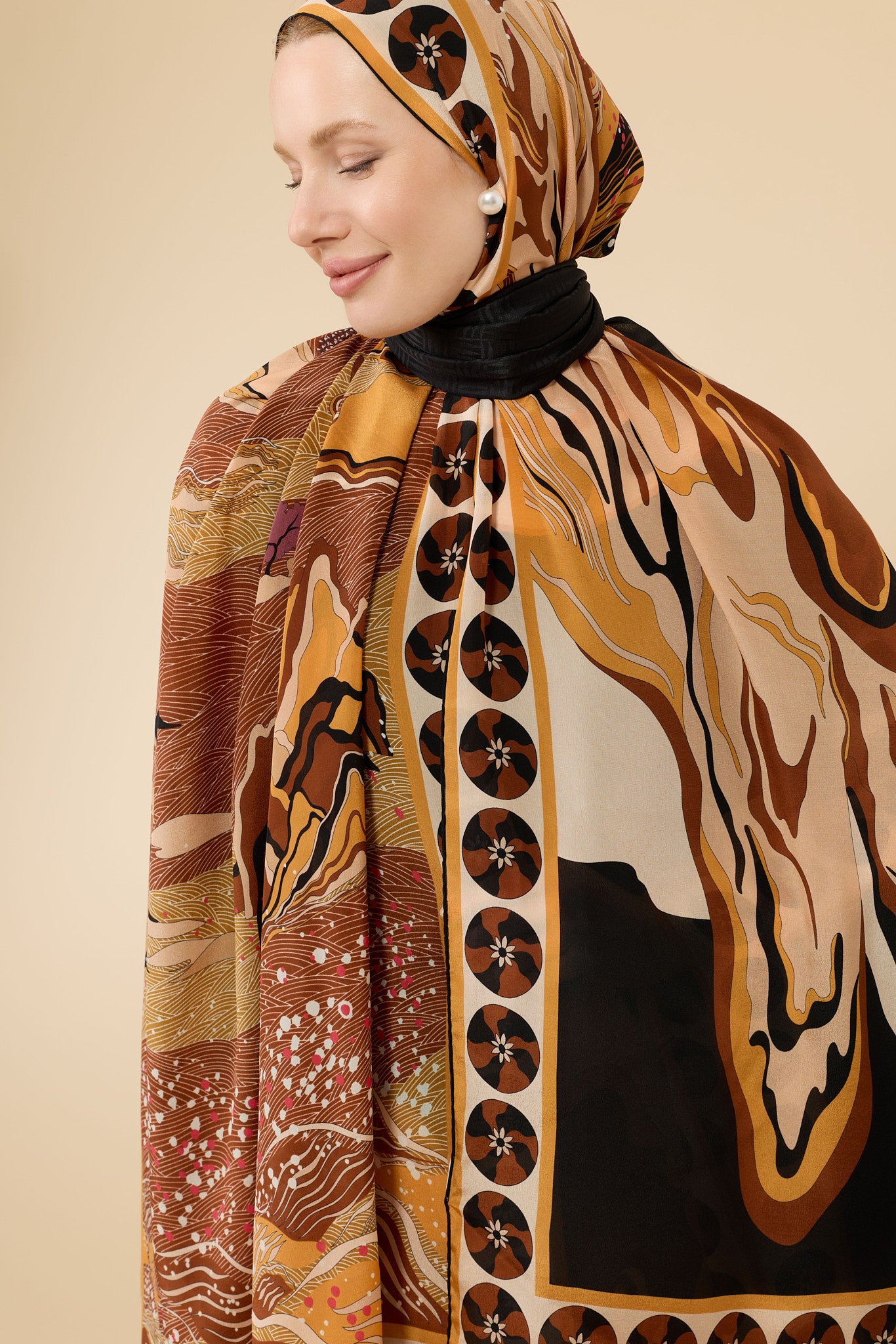 Dağ ve Sakura Siyah-Bej Krep İpek Kaftan Şalı 80x210