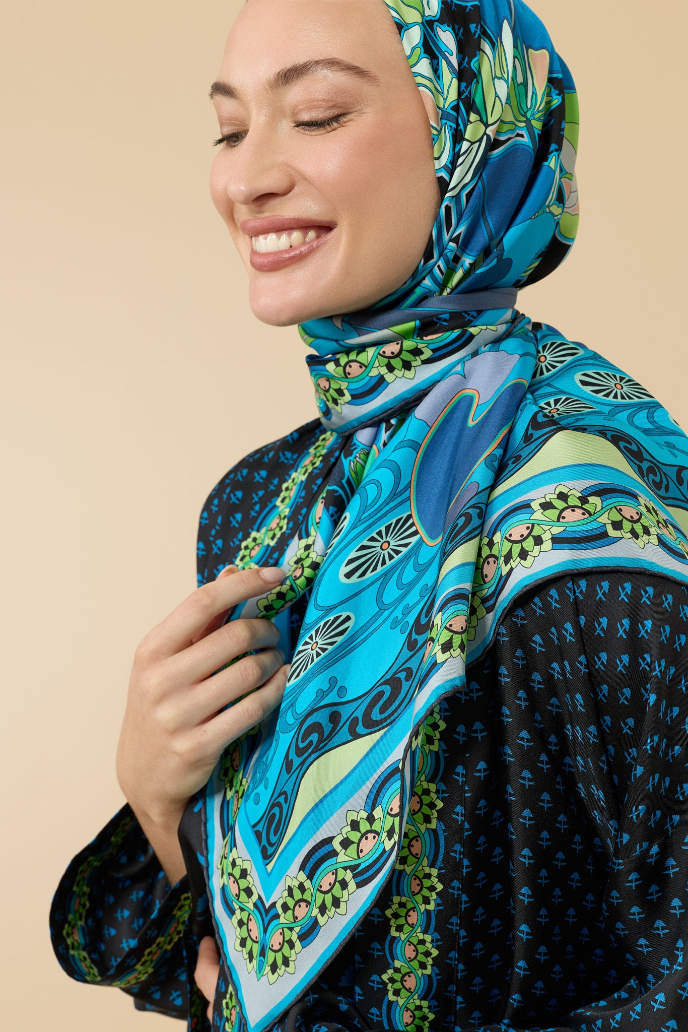 Nilüfer Siyah-Mavi Tivil İpek Eşarp 90x90
