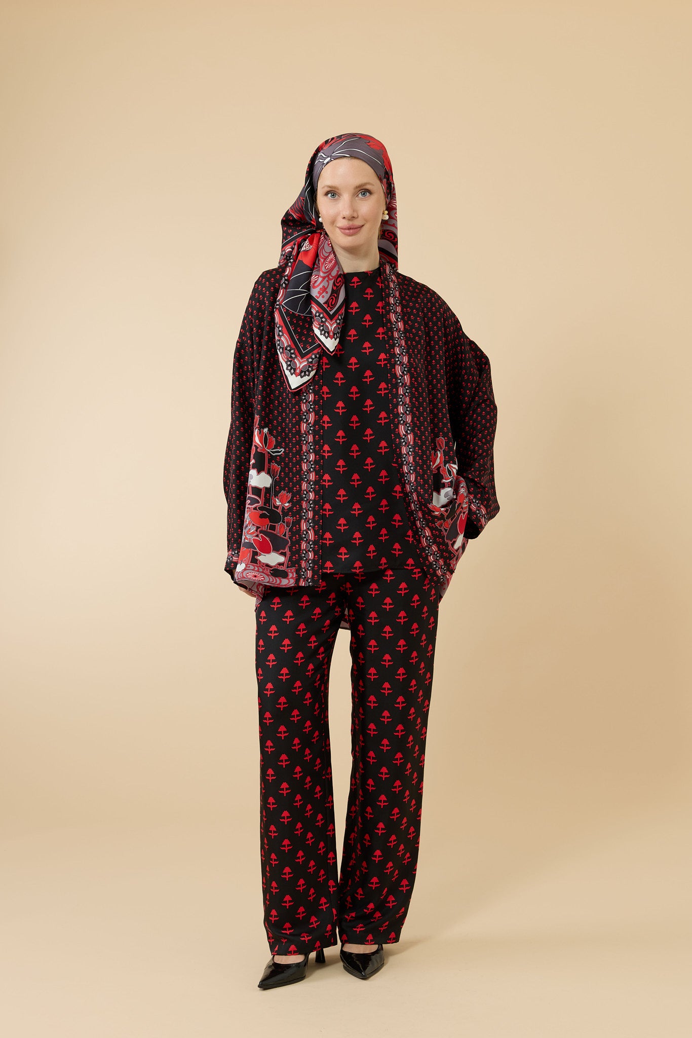 Nilüfer Siyah-Kırmızı Tivil İpek Kısa Kimono