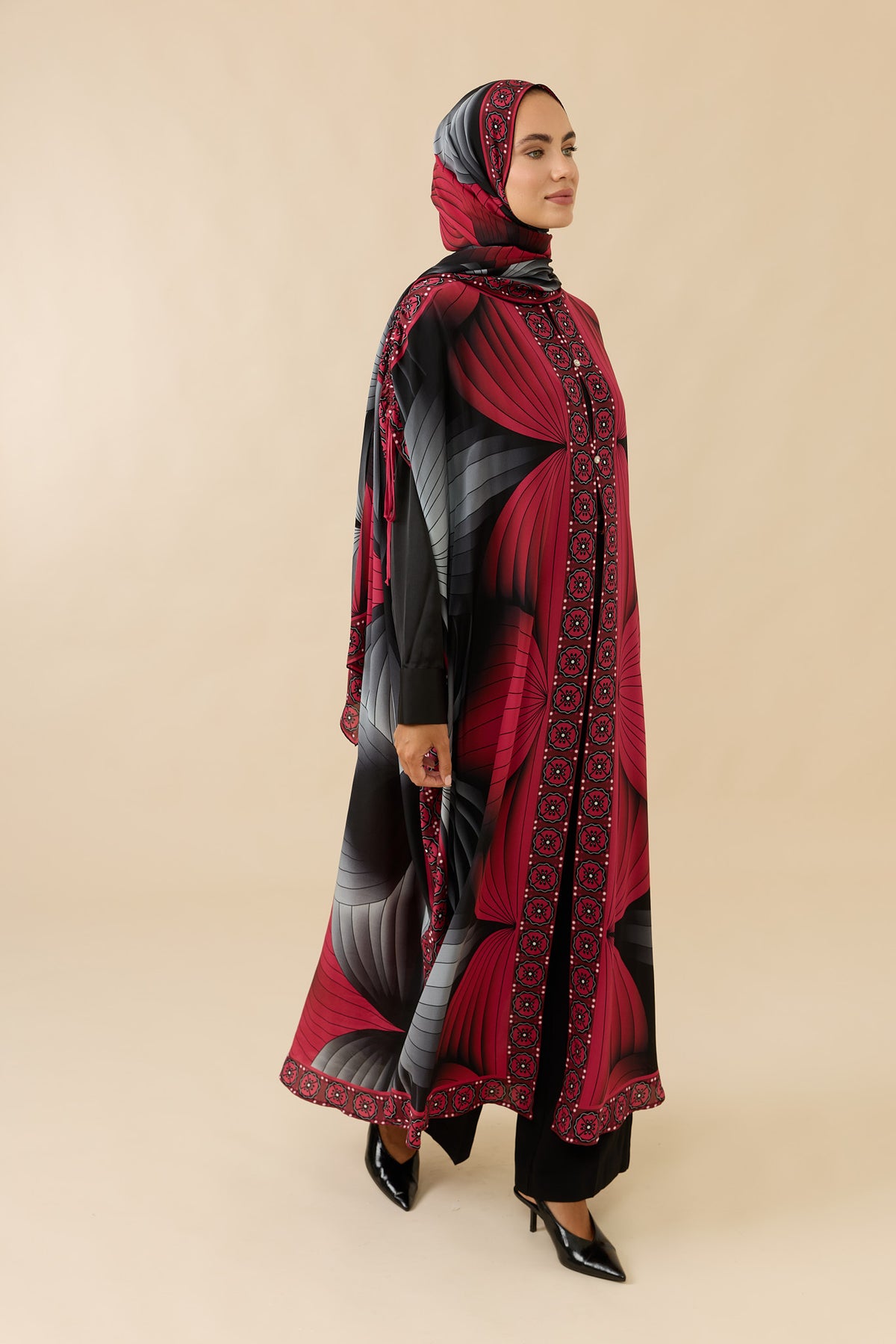 Yelpaze Siyah-Kırmızı Krep İpek Abaya