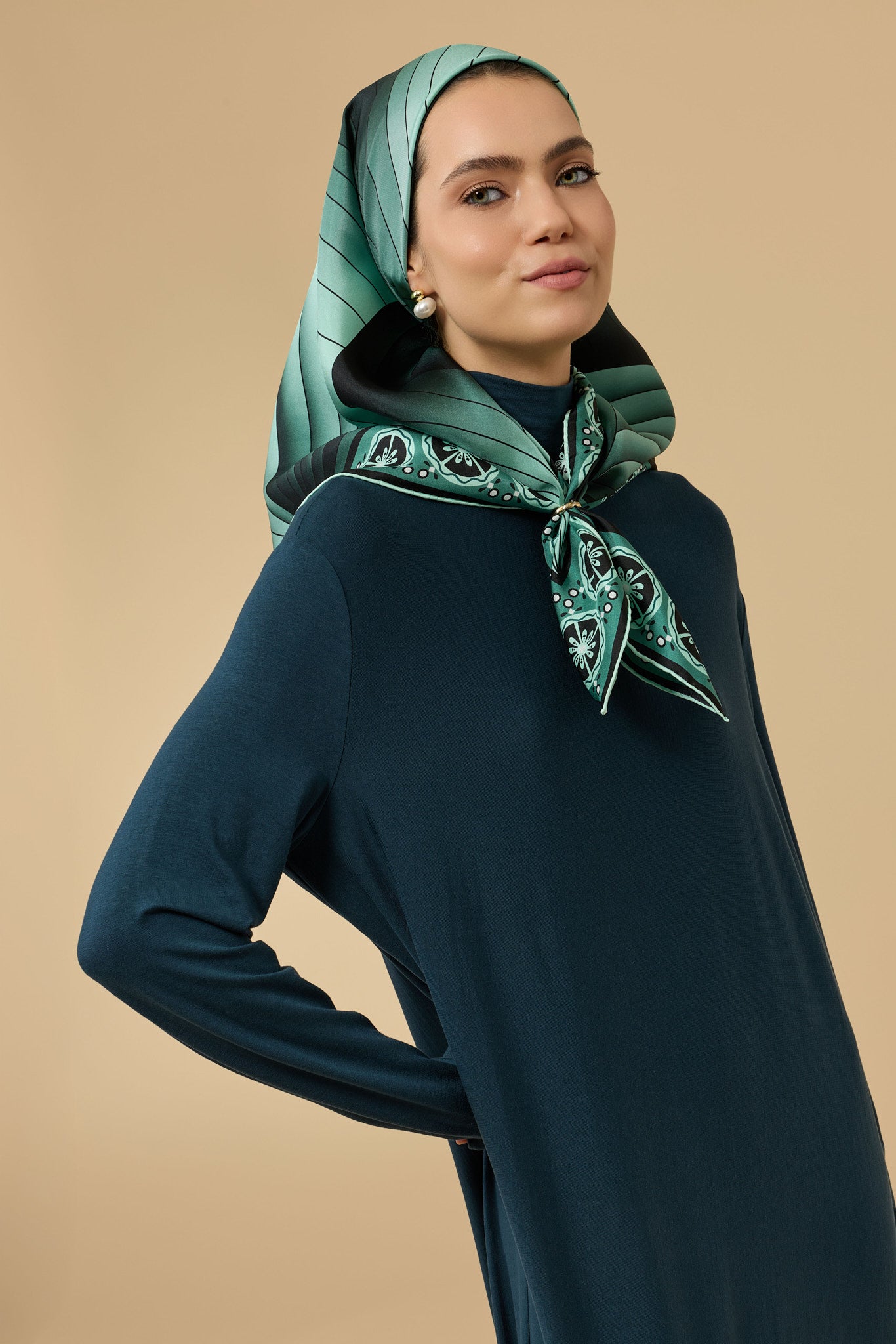 Yelpaze Siyah-Nil Yeşili İpek Eşarp 90x90