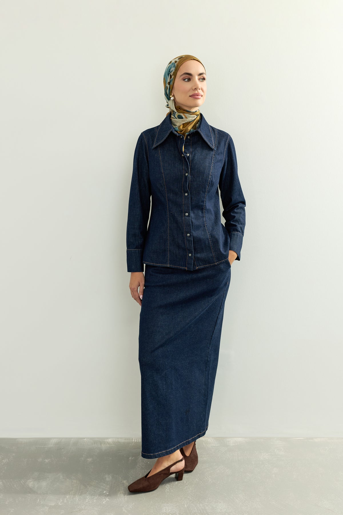 Koyu Lacivert Sivri Yaka Denim Gömlek