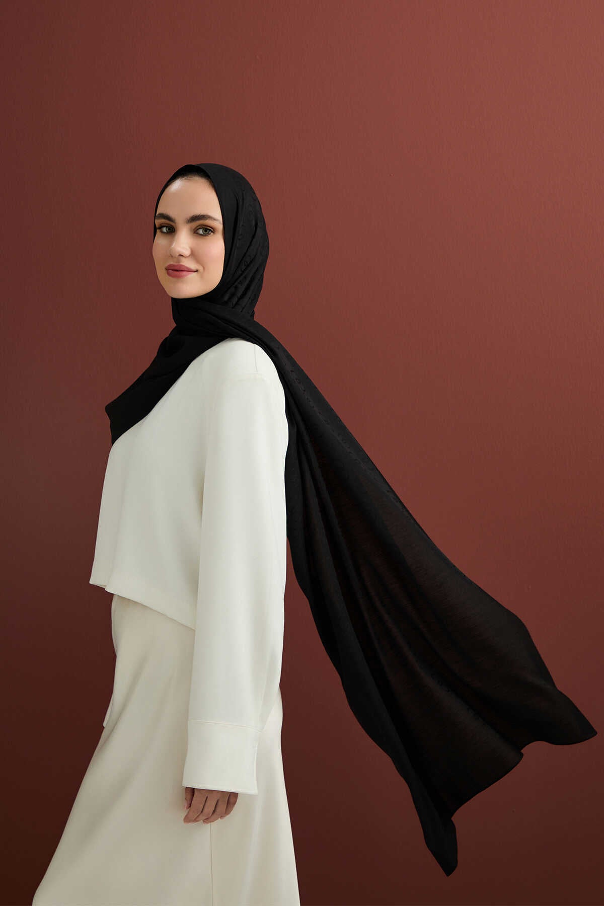 Noor Siyah Jakarlı İpek Şal 70x200