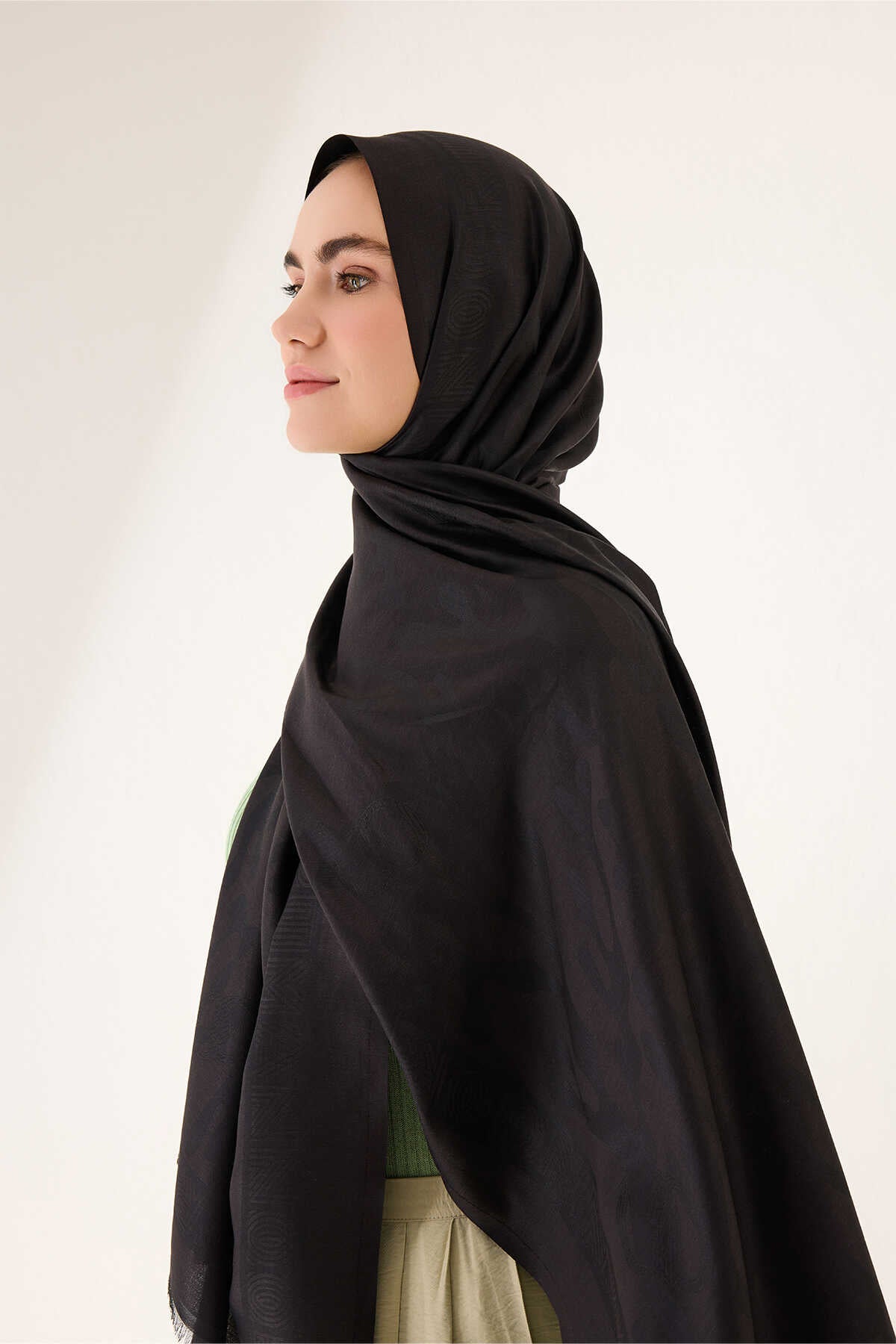 Mercan Siyah Jakarlı İpek Şal 70x200