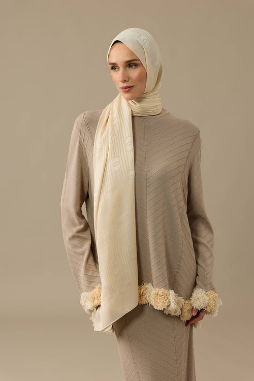 Tassel Flower Beige Knitted Short Blouse