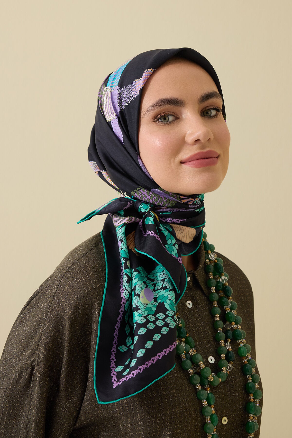 Püskül Noor Siyah-Yeşil Tivil İpek Eşarp 90x90