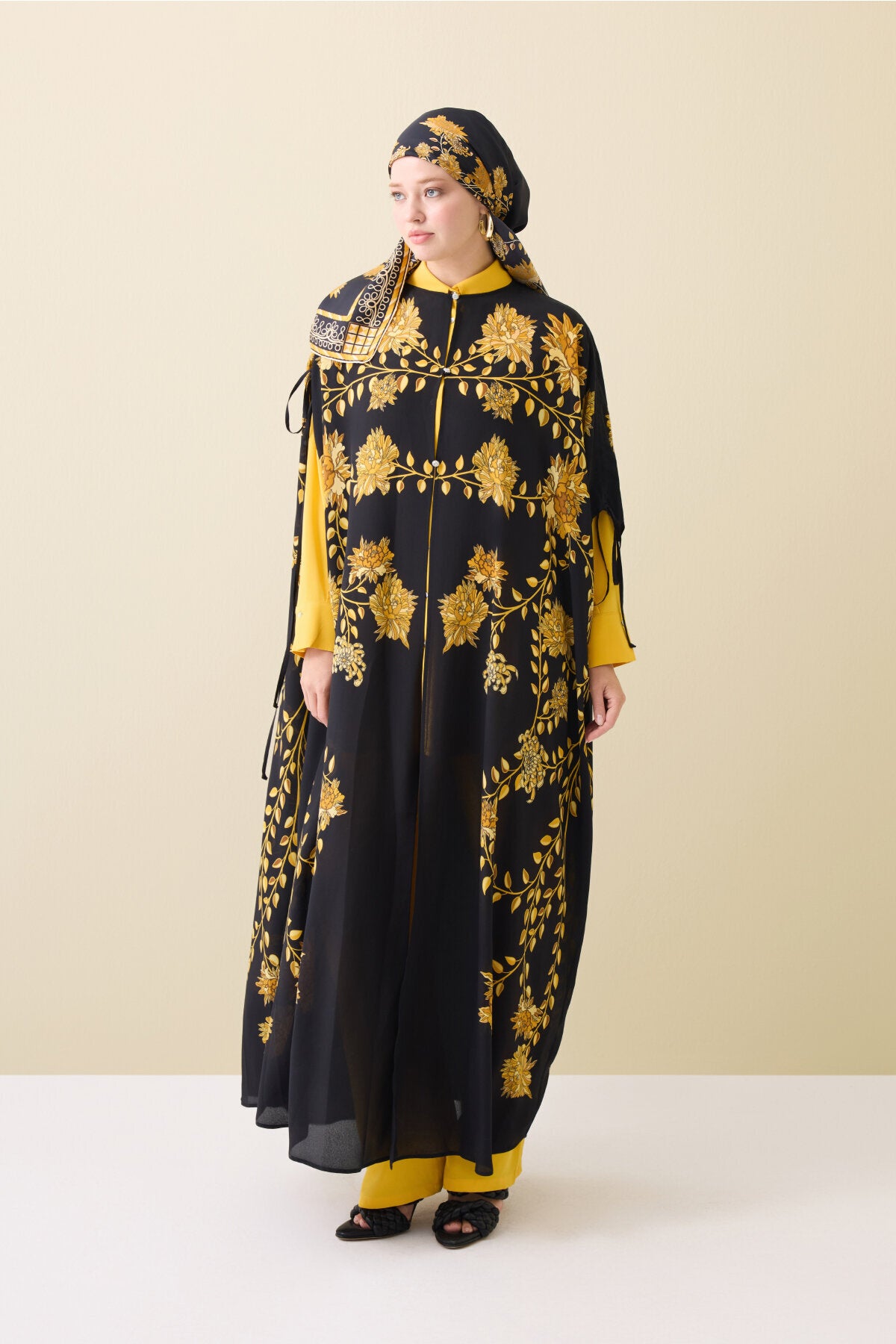 Şakayık Siyah-Altın İpek Abaya
